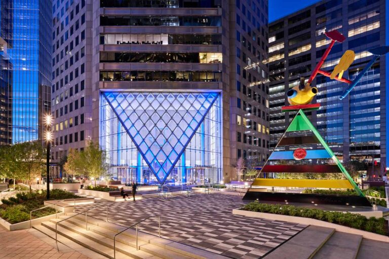 Exterior of JPMorgan Chase Tower in Houston at night