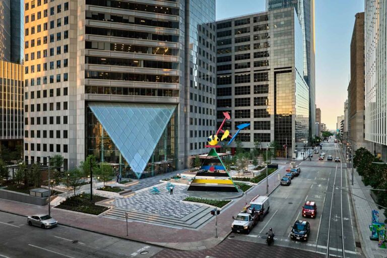 Exterior of JPMorgan Chase Tower in Houston